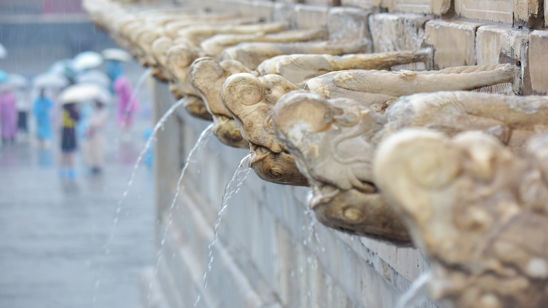 LSUMU628QGNR3JK05B0Z - 🌍NewspaperAmigo – Your Global News Buddy 🗞️ Stone Dragons Come Alive at Forbidden City During Beijing Downpour 🐉🌧️