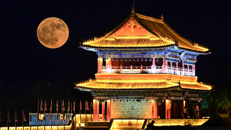 June’s Rare Strawberry Moon Dazzles Skywatchers 🌕✨