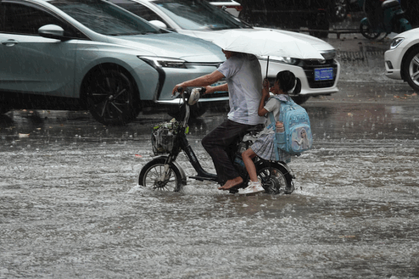 China Braces for Extreme Weather: Rainstorms & Heatwaves Hit Multiple Regions 🌧️🔥 China Braces for Extreme Weather: Rainstorms & Heatwaves Hit Multiple Regions 🌧️🔥