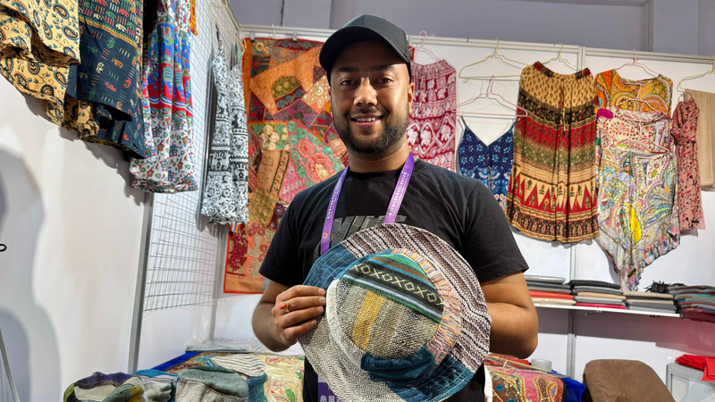 TOUN3N3PVCWM1DK0P7MV - 🌍NewspaperAmigo – Your Global News Buddy 🗞️ Nepali Artisan Weaves Success at China-South Asia Expo 🌏✨ video poster