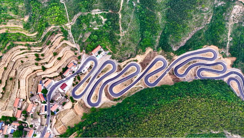U9W0M3WK5BZ7G26SPYJC - 🌍NewspaperAmigo – Your Global News Buddy 🗞️ Taihang's Thrilling 2.5KM Road: 16 Turns of Adrenaline! 🚗💨 video poster
