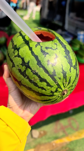 UDB91A7FPQQDRHD8RJ0J - 🌍NewspaperAmigo – Your Global News Buddy 🗞️ 🍉 Beijing’s Watermelon Juice Hack Goes Viral for Summer Solstice! video poster
