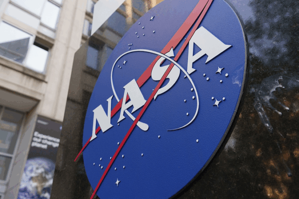 Musk vs. Trump Feud Sparks NASA Crisis 🚀💥 Musk vs. Trump Feud Sparks NASA Crisis 🚀💥