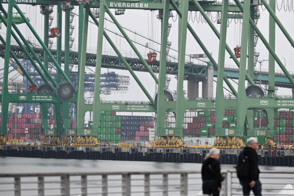 US Economy Faces Perfect Storm: Tariffs, Inflation, and Geopolitical Risks US_Economy_Faces_Perfect_Storm__Tariffs__Inflation__and_Geopolitical_Risks