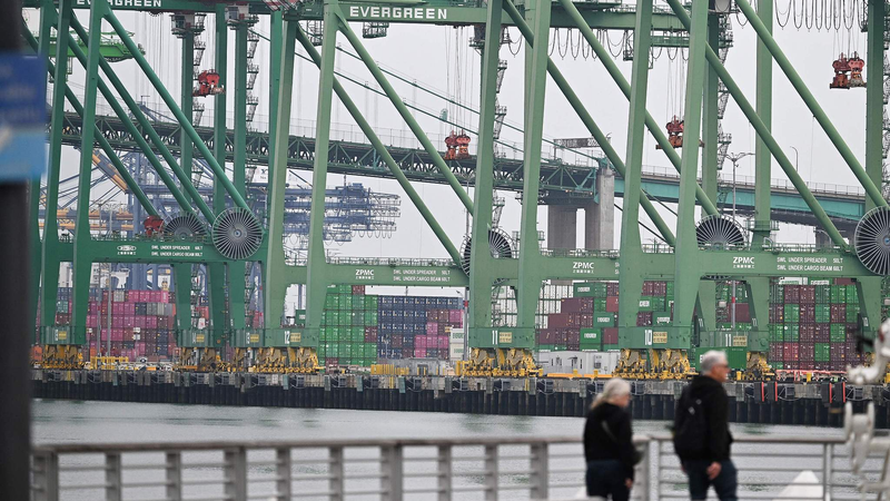 US_Economy_Faces_Perfect_Storm__Tariffs__Inflation__and_Geopolitical_Risks - 🌍NewspaperAmigo – Your Global News Buddy 🗞️ US_Economy_Faces_Perfect_Storm__Tariffs__Inflation__and_Geopolitical_Risks