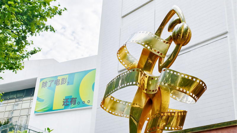 🎬 Shanghai’s Film-Themed Hotel: Where Cinema Meets Culture 🌟