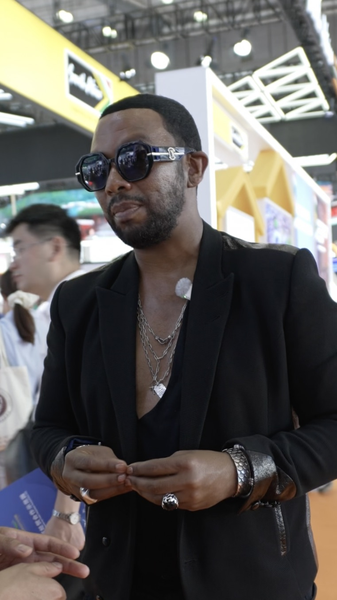 ZGD5C5PWCB7SX3HAYEC8 - 🌍NewspaperAmigo – Your Global News Buddy 🗞️ David Tlale Wowed by China's Tech & Fashion Boom 🌟👗 video poster