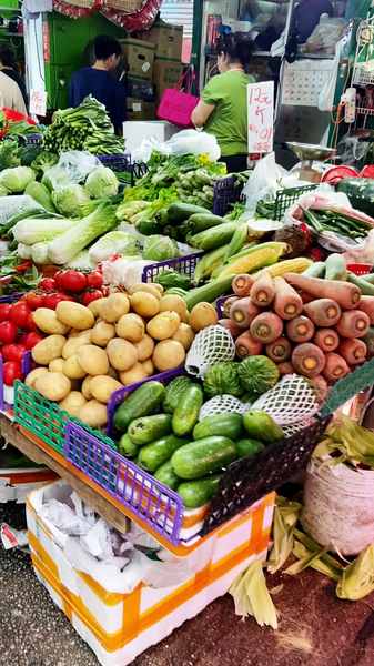 Hong Kong's Street Markets: Where Culture Meets Cuisine 🛍️🍜 video poster