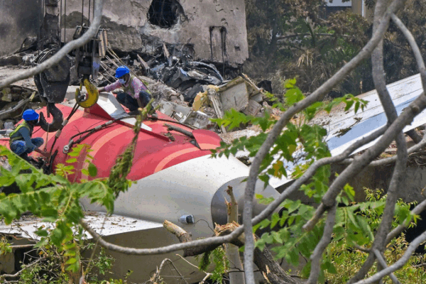 Air India Crash Probe Zeroes In on Engine, Flaps, and Landing Gear 🛫🔍 Air India Crash Probe Zeroes In on Engine, Flaps, and Landing Gear 🛫🔍