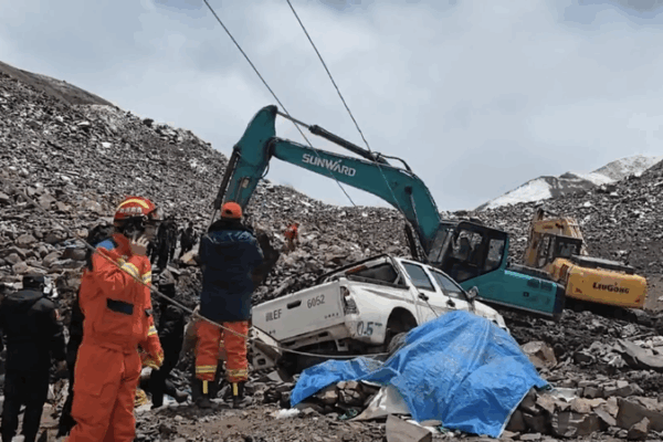 Landslide in Xizang: 3 Dead, 7 Missing as Rescue Efforts Continue 🌍🚨 Landslide in Xizang: 3 Dead, 7 Missing as Rescue Efforts Continue 🌍🚨 video poster