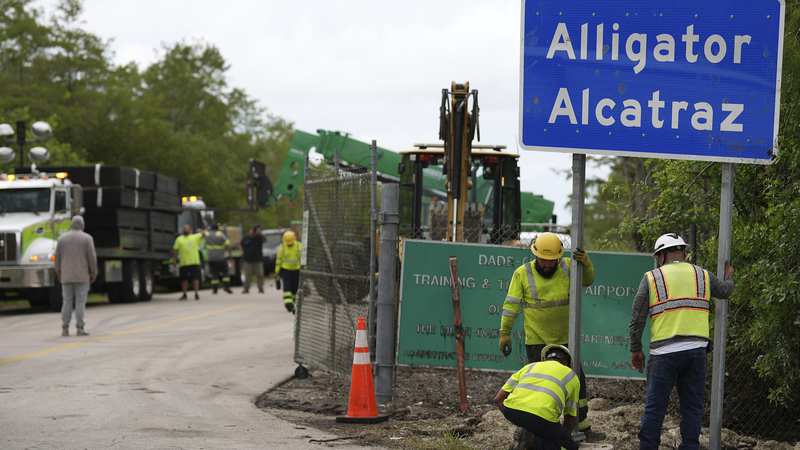 🚨 First Detainees Arrive at 'Alligator Alcatraz' Amid Deportation Push 🌴
