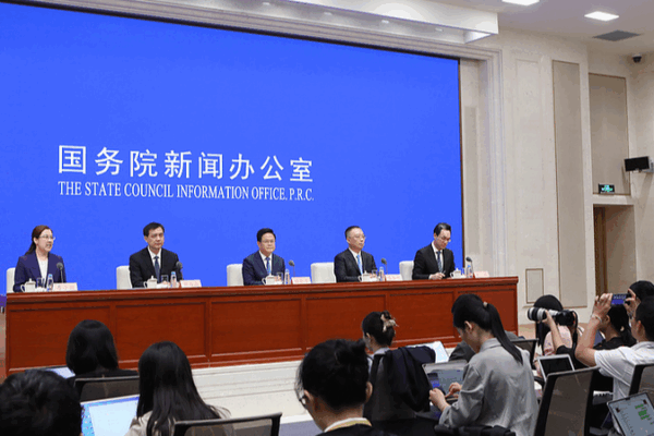 China’s Economic Resilience: How Institutional Strengths Fuel Global Growth 🌏💪 China's Economic Resilience: How Institutional Strengths Fuel Global Growth 🌏💪