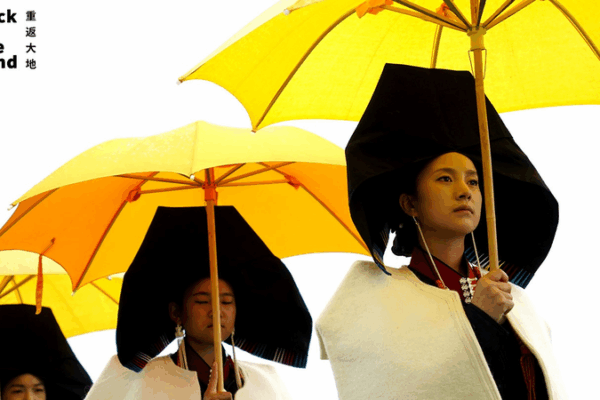 Yi Women’s Yellow Umbrellas Illuminate Ancient Sun Traditions 🌞🌂 Yi Women’s Yellow Umbrellas Illuminate Ancient Sun Traditions 🌞🌂