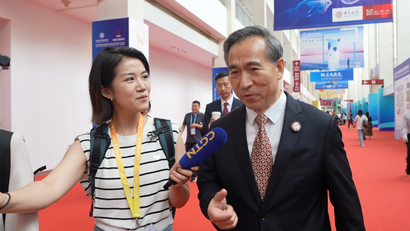 4EDZ0D343HZ04679GG2K - 🌍NewspaperAmigo – Your Global News Buddy 🗞️ Nvidia's Jensen Huang Pledges Return to Beijing Expo in 2026 🚀 video poster