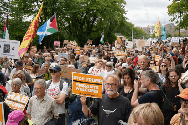 Hundreds Protest Trump’s Scotland Visit Amid Tight Security 🚨🏴 Hundreds Protest Trump's Scotland Visit Amid Tight Security 🚨🏴