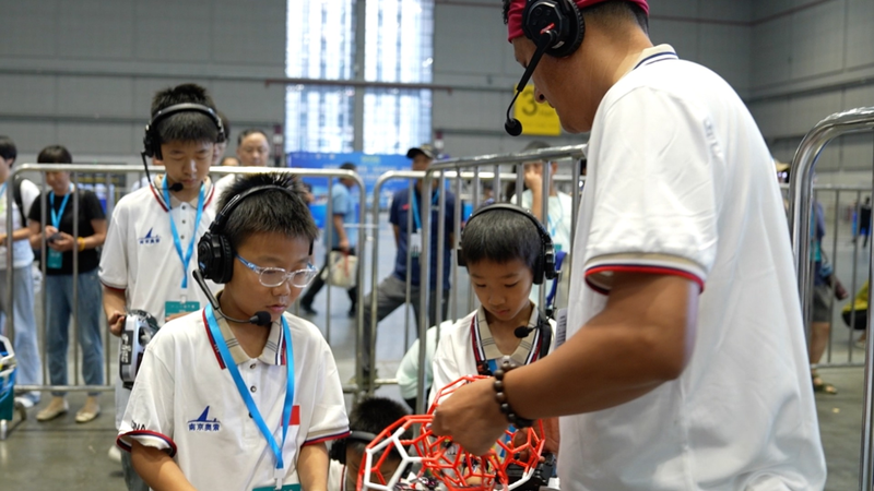 6FEZY7BNLSU5QT9JV3U1 - 🌍NewspaperAmigo – Your Global News Buddy 🗞️ ⚡️ Drone Soccer Takes Flight in Shanghai: The Future of Sports is Here! video poster