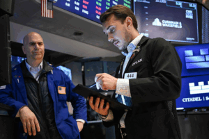 US Stocks Mixed as Tech Slips, Earnings in Focus 📉💼