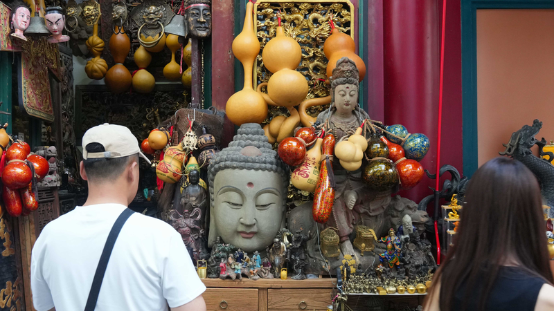 9IOGG2NWMI91DCFGR09X - 🌍NewspaperAmigo – Your Global News Buddy 🗞️ Vibrant Markets of China: Where Culture & Commerce Collide 🌆🍜