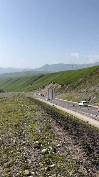 C57KJPX4QL4EACF3P6DN - 🌍NewspaperAmigo – Your Global News Buddy 🗞️ 🚗❄️🌞 Experience Four Seasons in a Day on Xinjiang's Duku Highway! video poster