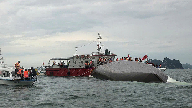 Tragedy in Ha Long Bay: Tourist Boat Capsizes, 37 Dead 🌊💔 Tragedy in Ha Long Bay: Tourist Boat Capsizes, 37 Dead 🌊💔