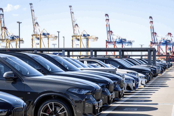 🚨 EU Port Overflows with Stranded Cars as Trump Tariffs Loom 🌍🚗 🚨 EU Port Overflows with Stranded Cars as Trump Tariffs Loom 🌍🚗