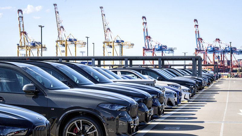 🚨 EU Port Overflows with Stranded Cars as Trump Tariffs Loom 🌍🚗