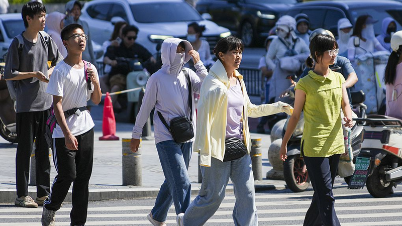 China Battles Scorching Heatwaves with Emergency Cooling Measures 🌡️💦 China Battles Scorching Heatwaves with Emergency Cooling Measures 🌡️💦