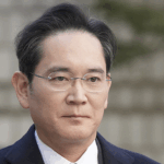 H6FOCAHZACPKICPK53RR - 🌍NewspaperAmigo – Your Global News Buddy 🗞️ Samsung Chairman Cleared in Decade-Long Legal Battle 🏛️💼