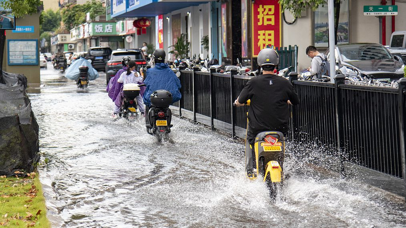 H9G65JFNAOZRNHFRLXSD - 🌍NewspaperAmigo – Your Global News Buddy 🗞️ China Braces for Dual Flood Threats as Typhoon Co-May Hits 🌀🌊