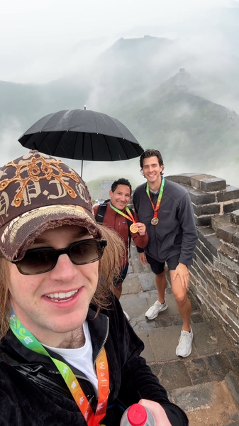 🇺🇸🎥 American Vlogger's Great Wall Adventure Goes Viral! video poster