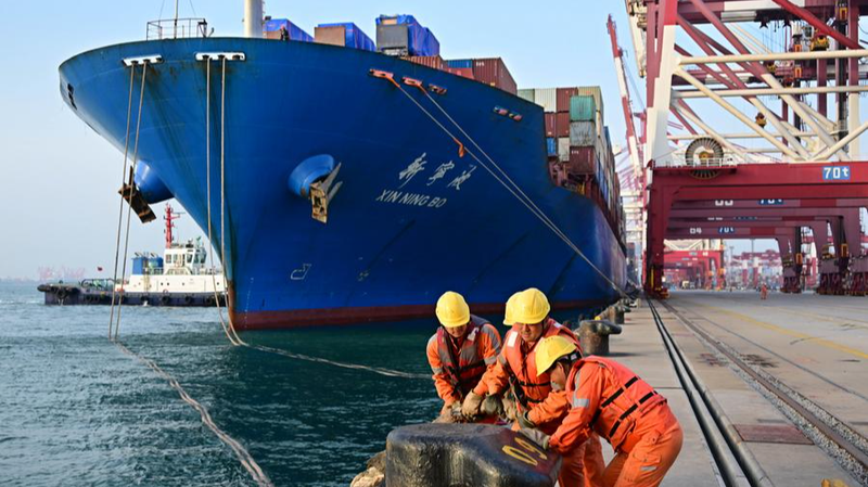 Asia's Crossroads: Trust in U.S. Drops as Tariffs Stir Tensions 🌏⚖️