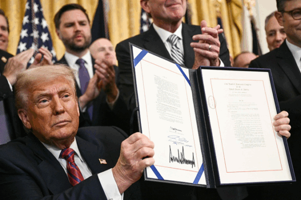 Trump Signs Crypto Milestone: Stablecoins Go Mainstream 🚀💸 Trump Signs Crypto Milestone: Stablecoins Go Mainstream 🚀💸