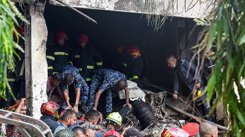 Bangladesh Air Force Jet Crashes into Dhaka School: 19 Dead 🚨✈️ Bangladesh Air Force Jet Crashes into Dhaka School: 19 Dead 🚨✈️ video poster