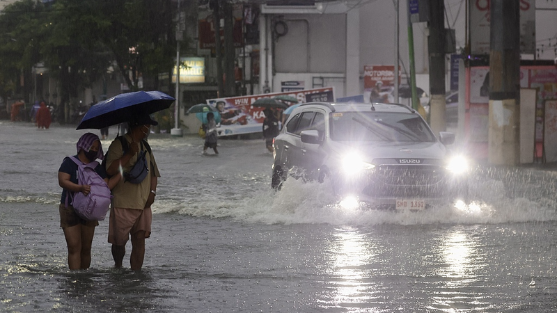 NBAJD49EB3UPKWSF63F4 - 🌍NewspaperAmigo – Your Global News Buddy 🗞️ Philippines Battles Flood Chaos as Storms Loom 🌧️🚨