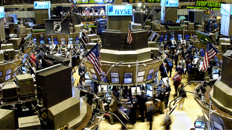 US Stocks Mixed as Tech Gains Offset Trade Deal Jitters 📉🚀