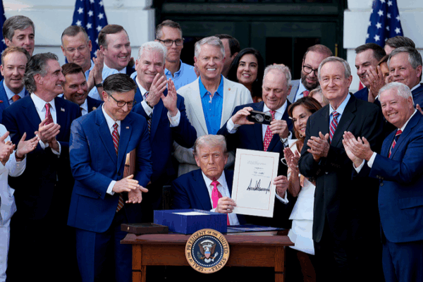 Trump’s ‘One Big Beautiful Bill’ Sparks Debate: Tax Cuts & Spending Shifts 🏛️💸 Trump’s ‘One Big Beautiful Bill’ Sparks Debate: Tax Cuts & Spending Shifts 🏛️💸