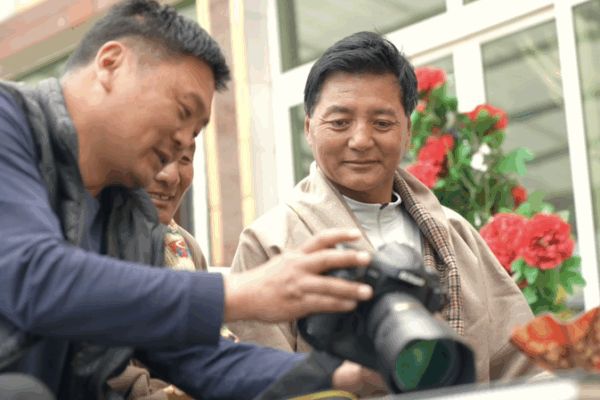 📸 ‘Brother Fan’ Captures Hearts & Families on China’s Grasslands 🌾 📸 'Brother Fan' Captures Hearts & Families on China’s Grasslands 🌾 video poster