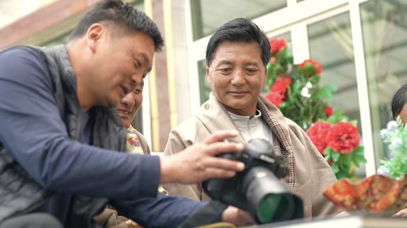 UF1HEOGJ7X0YIWLHVCF3 - 🌍NewspaperAmigo – Your Global News Buddy 🗞️ 📸 'Brother Fan' Captures Hearts & Families on China’s Grasslands 🌾 video poster