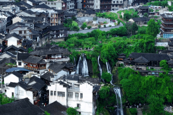 China’s Waterfall Wonder: Ancient Town Offers Cinematic Summer Escape 🌊🏮 China’s Waterfall Wonder: Ancient Town Offers Cinematic Summer Escape 🌊🏮