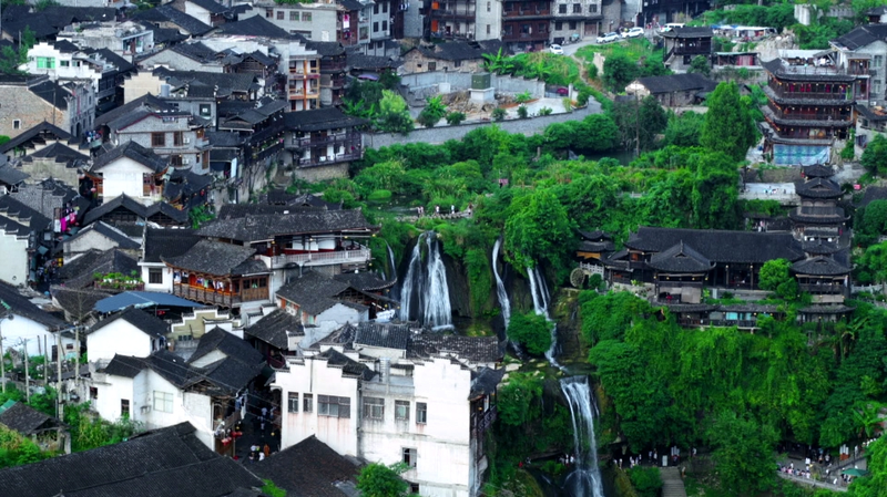 China’s Waterfall Wonder: Ancient Town Offers Cinematic Summer Escape 🌊🏮