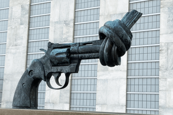 🕊️ The Knotted Gun: A Global Symbol of Peace at the UN 🌍 🕊️ The Knotted Gun: A Global Symbol of Peace at the UN 🌍