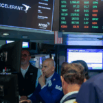 YBDR2DO2D12IMRDUH78M - 🌍NewspaperAmigo – Your Global News Buddy 🗞️ US Stocks Mixed as Earnings & Trade Talks Stir Markets 📉📈