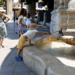 YG5EMVXYCWOB6NOAM6J5 - 🌍NewspaperAmigo – Your Global News Buddy 🗞️ 🔥 Heatwave Hits Europe: Street Performers Struggle as Temperatures Soar 🌡️ video poster