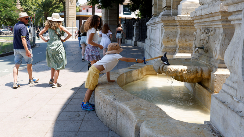 🔥 Heatwave Hits Europe: Street Performers Struggle as Temperatures Soar 🌡️ video poster