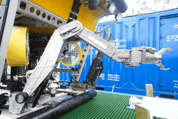 China Dives Deep with 7-Function Robotic Arm for Ocean Exploration ๐๐ค China Dives Deep with 7-Function Robotic Arm for Ocean Exploration ๐๐ค