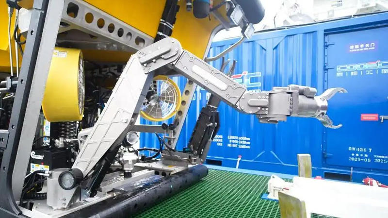 ZH4RT524NTP7R830DQM1 - 🌍NewspaperAmigo – Your Global News Buddy 🗞️ China Dives Deep with 7-Function Robotic Arm for Ocean Exploration 🌊🤖