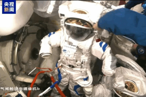 Shenzhou-20 Crew Tests Next-Gen Spacesuits in Orbit ๐๐ฉ๐ Shenzhou-20 Crew Tests Next-Gen Spacesuits in Orbit ๐๐ฉ๐
