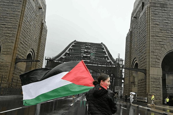 Sydney’s Harbour Bridge Flooded with Pro-Palestine Protesters 🌉✊ Sydney's Harbour Bridge Flooded with Pro-Palestine Protesters 🌉✊
