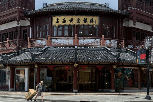 Yuyuan Market: Where Ming Dynasty Serenity Meets Modern Shanghai Buzz 🌸🏮 Yuyuan Market: Where Ming Dynasty Serenity Meets Modern Shanghai Buzz 🌸🏮