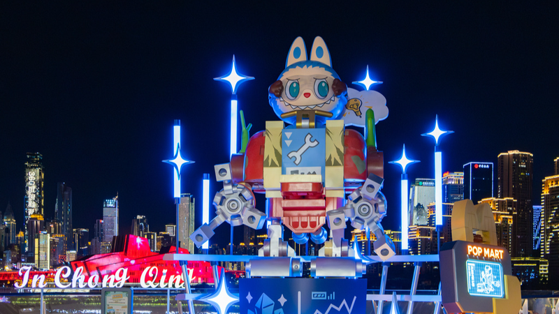 CDTFPZD0BAKSCNTOZT0V - 🌍NewspaperAmigo – Your Global News Buddy 🗞️ Cyberpunk Labubu Sculpture Lights Up Chongqing 🚀🤖